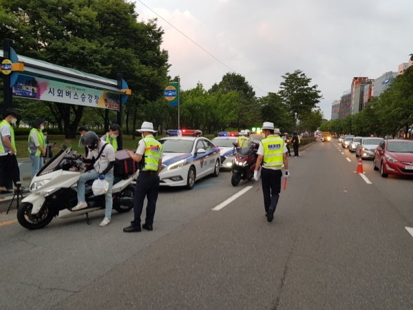 진주경찰서(서장 공용기)는 오토바이 굉음 유발 등 이륜차 주요법규 위반 행위에 대해 유관기관과 함께 합동 단속을 실시했다고 20일 밝혔다.