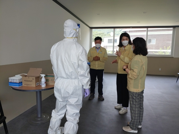 의령군(군수 오태완)은 21일 코로나19 비상 대응 체계의 하나로 ‘찾아가는 임시 선별검사소’를 운영했다.