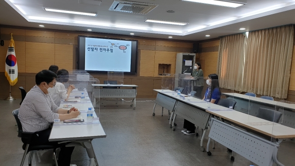 창원시(시장 허성무)는 대학생들에게 학비 마련과 공직·사회생활을 경험할 기회를 제공하는 ‘21년여름방학 대학생 아르바이트’를 오는 26일부터 실시한다고 21일 밝혔다.