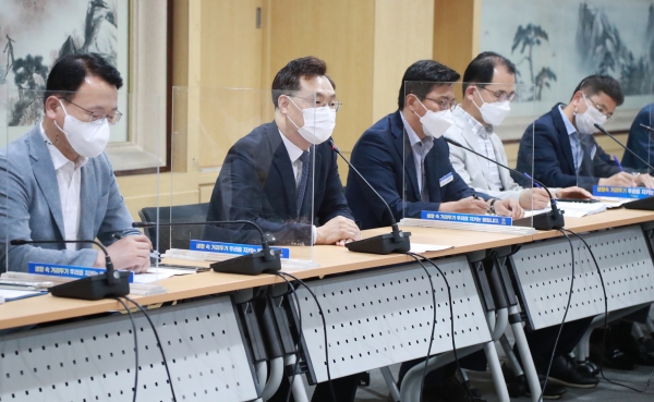 하병필 경남도지사 권한대행은 업무 시작과 함께 21일 오후 2시 긴급 간부회의를 주재했다.