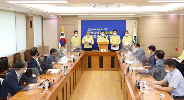 조근제 함안군수는 26일 군청 2층 회의실에서 최근 군내 코로나19 확산세와 관련, 코로나19 확산 방지를 위한 대 군민 담화문을 발표했다.