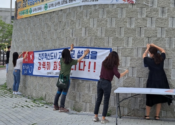 진주혁신도시 고등학교 유치 서명운동에 충무공동 주민들 1만여명이 참여한 것으로 밝혀졌다.