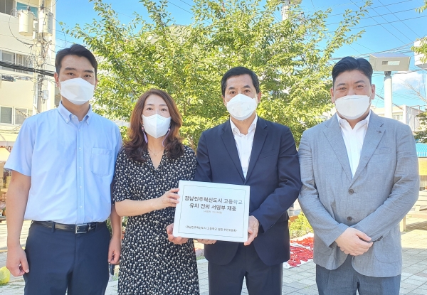 ‘경남진주혁신도시 고등학교 설립추진위원회(공동위원장 변상호, 정미선)’는 5일 오후 지역구 박대출 국회의원을 만나 10,356명의 염원이 담긴 경남진주혁신도시 고등학교 유치 건의 서명부를 전달했다고 밝혔다.