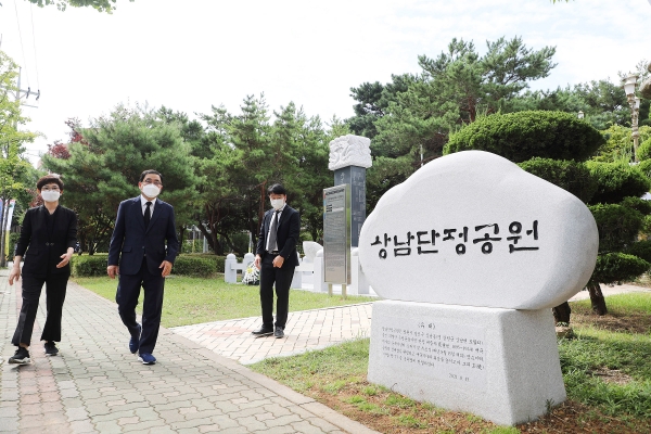 창원시(시장 허성무)는 15일 제76주년 광복절을 맞아 창원지역 독립운동가 묘소를 찾아 참배했다.