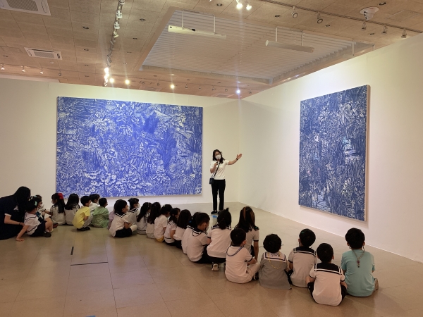 울산문화예술회관(관장 김지태)은 우리지역 발달장애작가들의 창작품을 감상할 수 있는 ‘무엇보다 빛나는 우리 전시회’를 오는 9월 1일부터 5일까지 울산문화예술회관 제4전시장에서 개최한다.