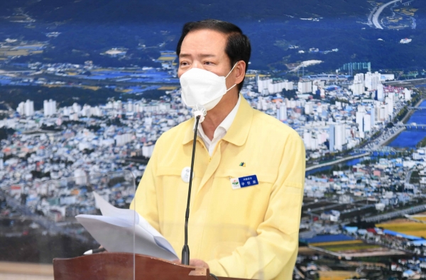 거창군은 26일 11시 군청 상황실에서 코로나19 관련 거창군 18차 브리핑을 열고, 8월 15일 이후 34명의 확진자 발생에 대한 코로나19 상황과 군민 당부사항을 브리핑 했다