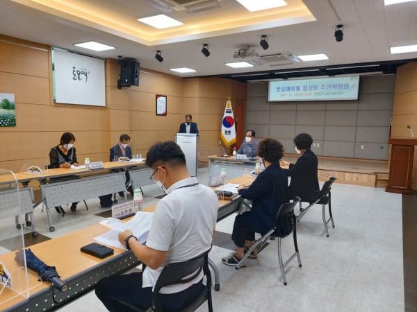 의령군(군수 오태완)은 지난 24일 의령군 농업기술센터에서 「토요애유통 정상화 추진위원회」 2차 회의를 개최했다.
