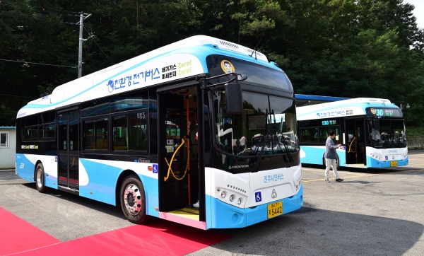 진주시는 전기저상버스 12대를 시내버스에 투입해 정식 운행을 개시한다고 밝혔다.