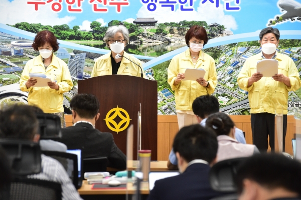 진주시보건소 황혜경 소장은 6일 오후 기자회견을 열고 "진주시에서 방역제품으로 사용 중인 살균 소독제는 코로나19에 효과적이며 안전성 검증을 철저히 거친 제품이다"고 환경부의 답변을 근거로 시의 공식 입장을 발표했다.