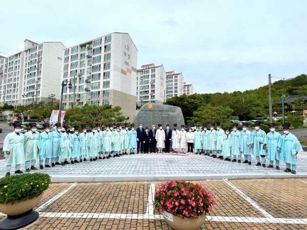 사천향교(전교 강석구)가 13일 오전 10시 30분 내외 귀빈과 유림들을 모시고 사천향교 600주년 기념행사를 개최했다.