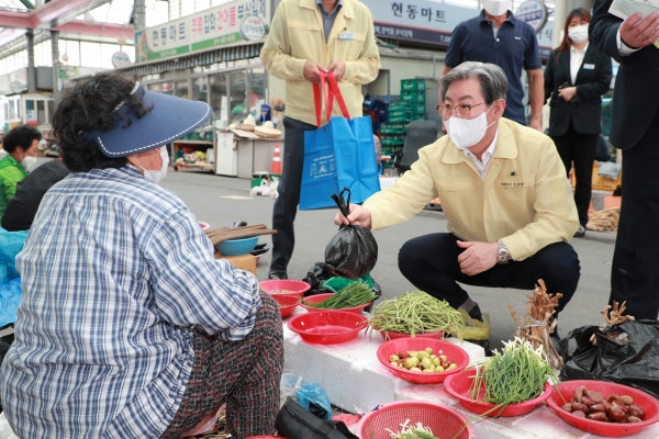 의령군(군수 오태완)은 민족 고유의 명절 추석을 맞아 9월 13일부터 19일까지 코로나19 장기화로 침체된 전통시장에 활력을 불어넣기 위해 추석맞이 ‘전통시장 가는 날’을 운영한다고 밝혔다.