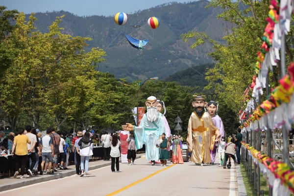 15일 엑스포조직위원회는 다가오는 추석 연휴를 맞이하여 지속되고 있는 코로나19로 지친 국민에게 온 가족이 안전하게 즐길 수 있는 힐링 프로그램을 준비하고 있다고 밝혔다.