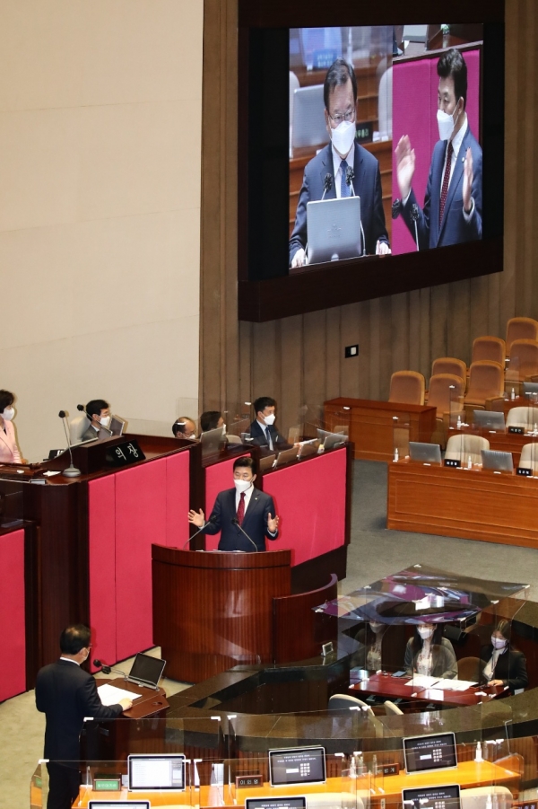 윤영석 국회의원(국민의힘, 경남 양산갑)은 15일 국회 본회의장에서 열린 경제분야 대정부질문에서 김부겸 국무총리 등에게 문재인 정부의 경제실정 등에 대해 강도 높은 질의를 펼쳤다.