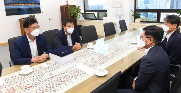 거창군은 27일 최영호 부군수와 김종두 군의회 의장이 대전 정부청사 문화재청을 방문해 김현모 문화재청장을 면담 하고 거창 수승대 지정명칭 현행 유지를 요청했다.