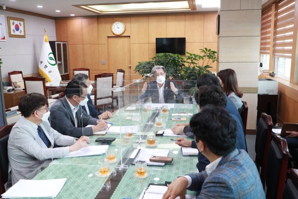 오태완 의령군수는 한국전력공사가 추진 중인 진주지사와 의령지사의 통폐합 추진에 대해 반대 뜻을 분명히 밝혔다.