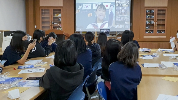 합천군(군수 문준희)은 지난 12일 ‘합천군-미토요시 중학생 온라인 국제교류 시범사업’을 본격 진행하여 합천여중과 미토요시 도요나카 중학생 학생 각각 16명, 총 32명이 참여한 가운데 온라인 영상을 통해 첫 비대면 만남의 시간을 가졌다.