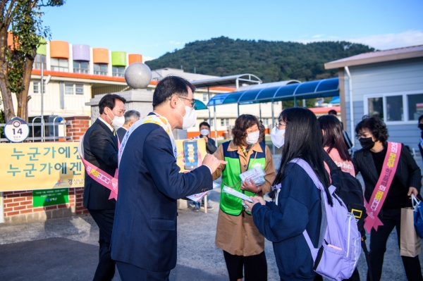 남해군(군수 장충남)은 19일 오전 남해초등학교 앞에서 열린 ‘학교폭력 예방 캠페인’에 참여했다.