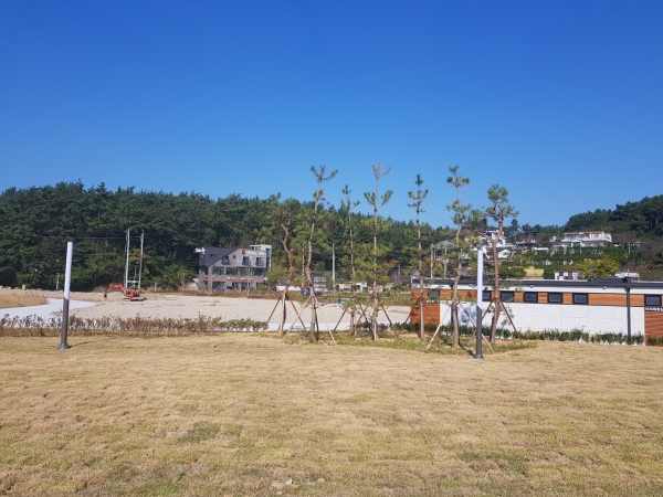 고성군(군수 백두현)은 남포항 매립지가 내년 여름에 다목적광장과 야외 물놀이장으로 바뀔 예정이라고 밝혔다.