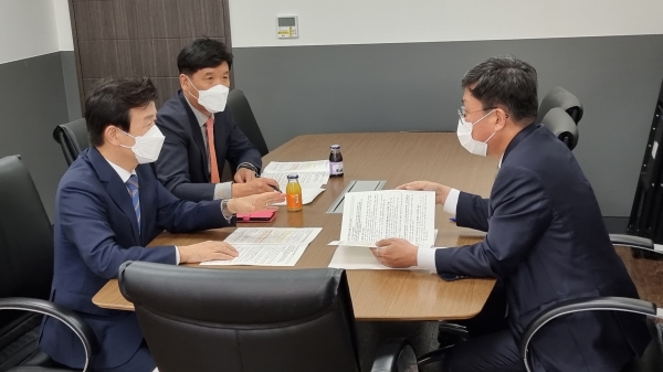 조규일 진주시장은 지역현안 해결을 위한 행보로 지난 22일 안도걸 기획재정부 제2차관과 이용재 국가균형발전위원회 기획단장과 연이어 면담, LH 신규채용과 수도권 공공기관 2차 이전을 강력 건의했다.