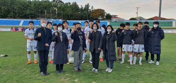 진주시의회 기획문화위원회(위원장 박철홍)는 23일 오후 3시 거제종합운동장에서 펼쳐진 ‘2021 K4리그’ 28라운드 진주시민축구단(감독 최청일)의 원정 경기를 관람하고 응원했다.