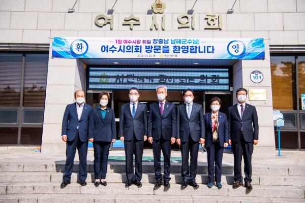 지난26일 장충남 남해군수는 여수시청에서, 권오봉 여수시장은 남해군청에서 각각 1일 시장·군수로 근무했다.