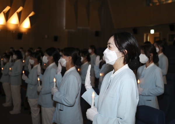 경남대학교(총장 박재규)는 10월 27일(수) 오후 2시 한마미래관 심연홀에서 ‘제12회 나이팅게일 선서식’을 가졌다.