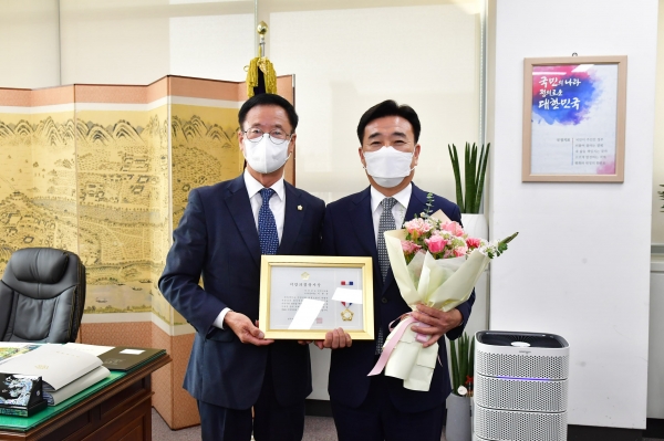 진주시의회(의장 이상영) 이현욱 도시환경위원장이 전국시군자치구의회 의장협의회(회장 조영훈)로부터 그동안의 의욕적인 지방의정 활동을 인정받아 ‘지방의정 봉사상’을 수상했다.