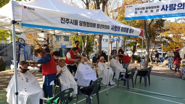 국민의힘 진주시을 당원협의회(위원장 강민국 국회의원) 청년위원회 임원과 당원 등 15여 명이 지난 2일 진주 상봉동 서봉지공원에서 지역의 독거 어르신 80여 명을 대상으로 이미용 봉사활동을 펼쳤다.