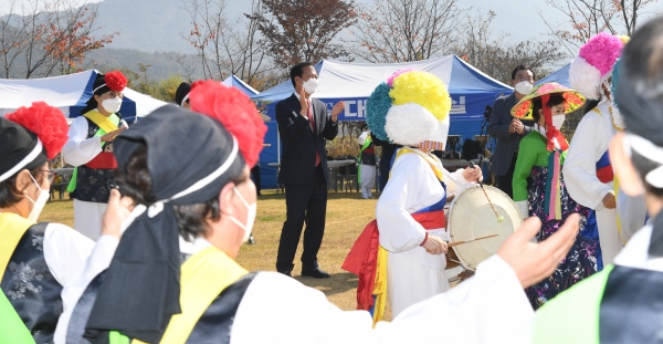 거창군은 지난 4일 거창창포원에서 개최된 제12회 경상남도지사기 어르신 농악 경연대회가 성황리에 종료했다고 밝혔다.