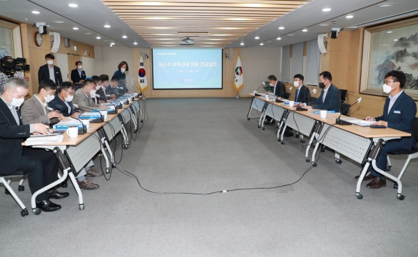 경상남도(도지사권한대행 하병필)가 최근 공급 부족 문제가 있는 요소수 수급 안정을 위해 요소수 비상대책 특별팀(tf)을 구성하고 8일 도정회의실에서 첫 번째 회의를 개최했다.