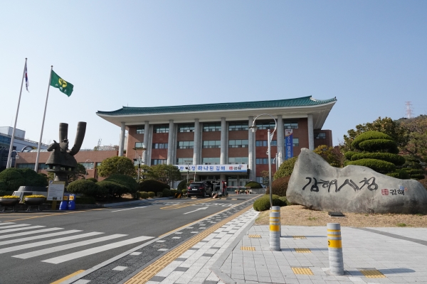 김해시(시장 허성곤)는 맞춤형 지역특화 인구정책 발굴로 인구구조 변화에 적극 대응한다고 15일 밝혔다.