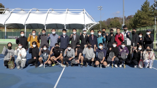 합천군(군수 문준희)은 제60회 경남도민체전 참가선수들을 격려하기 위해 합천군의회, 합천군체육회와 함께 13일 막바지 훈련에 구슬땀을 흘리고 있는 선수와 지도자를 방문했다.