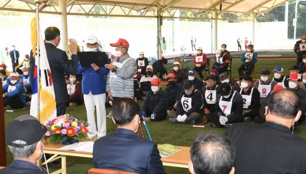 거창군은 지난 15일 ‘제20회 거창군협회장배 게이트볼대회’가 스포츠파크 전천후 게이트볼장에서 성황리에 개최했다고 전했다.