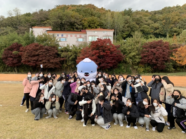 진주시는 최근 관내 고등학교 3개교에 ‘하모’ 캐릭터가 직접 방문해 고3 수험생들을 응원하고 긍정 에너지를 전달했다고 전했다.