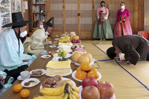 합천군 강양향교(전교 이규수)는 18일 강양향교 명륜당에서 문준희 합천군수를 비롯한 기관사회단체장 및 유림회원 50여 명을 초청해 기로연 행사를 개최했다.