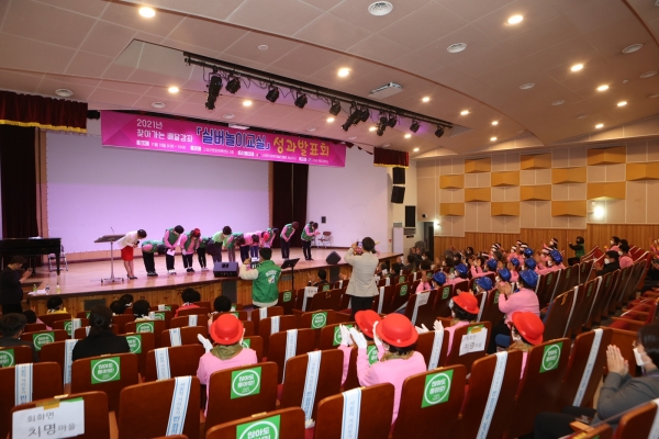 고성군(군수 백두현)은 지난 19일 고성군문화체육센터에서 ‘실버놀이교실’ 성과발표회를 개최했다고 밝혔다.