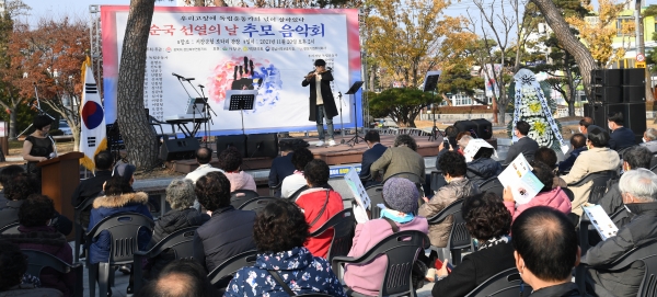 광복회 경남북부연합지회(지회장 박형인)는 20일 오후 2시 거창군 문화휴식공간에서 관내 예술인 30명이 출연한 제82회 순국선열 추모음악회를 개최했다.