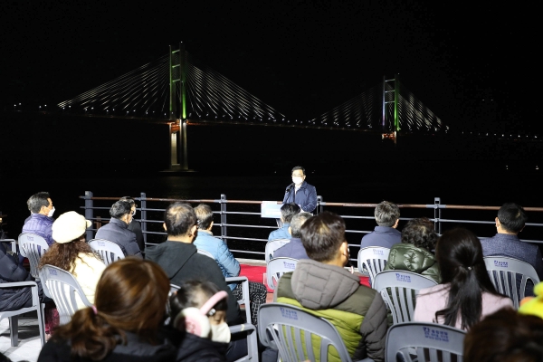 창원시(시장 허성무)는 25일 오후 6시 30분 성산구 삼귀해안로 개구리섬 앞 광장에서 도·시의원과 주민대표 50여 명이 참석한 가운데 ‘삼귀해안로 섬과 빛의 향연’ 점등식을 가졌다.