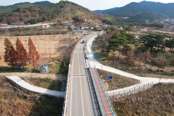 산청군이 지리산과 경호강권역의 자전거·도보 여행객 유치를 위해 추진 중인 ‘경호강 100리 자전거도로·걷기길 조성사업’의 두 번째 구간이 완공됐다.