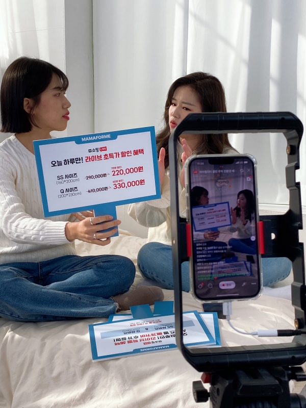 울산대학교 사회맞춤형산학협력선도대학(LINC+)육성사업단 글로컬마케터양성센터는 8일 부산에서 울산대학생들이 네이버 쇼핑 라이브를 활용해 지역의 중소기업 제품을 홍보하는 시간을 가졌다.