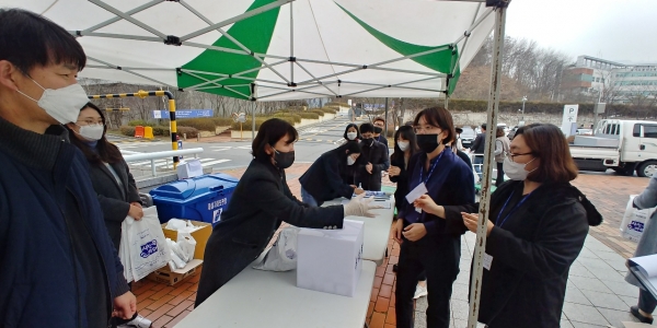 사천시와 자매도시 용인시는 수산물 소비침체로 어려움을 겪고 있는 지역 수산인과 상인들의 고통 분담을 위해 ‘수산물 상생할인’ 행사를 개최했다고 10일 밝혔다.