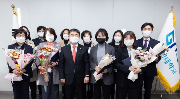 경상국립대학교는 12월 13일 오후 4시 칠암캠퍼스 본관 9층 조우동실에서 ‘장관 표창 전수 및 이달의 우수직원 포상 수여식’을 개최했다.