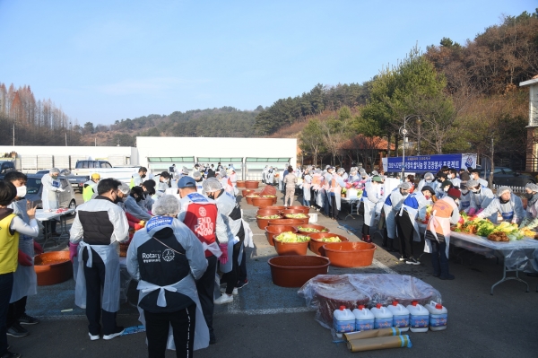 진주교육지원청(교육장 박영주)은 국제로타리 3590지구(총재 김임숙)의 봉사활동으로 연말을 맞아 취약계층 학생 320여명에게 쌀과 김장을 지원하였다고 밝혔다.
