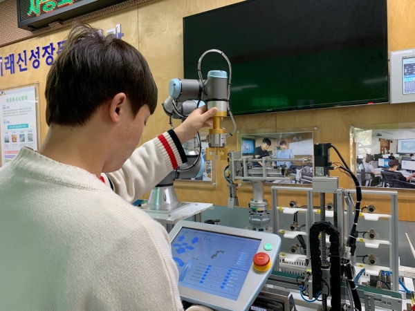 한국폴리텍대학 자동화시스템과는 2022학년도 신입생을 모집하고 있다.