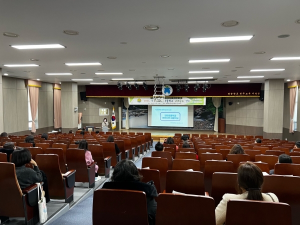 진주교육지원청(교육장 박영주)은 지난 17일 진주교육지원청에서 관내 초등학교 교사와 학부모 50여명을 대상으로 진주행복교육지구 학교협력형 마을학교 운영 사례 발표회를 가졌다.