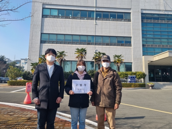 고성군수·군의원들이 동물복지단체로부터 동물보호법 위반, 직무유기 및 직권남용 등의 이유로 고발당했다.