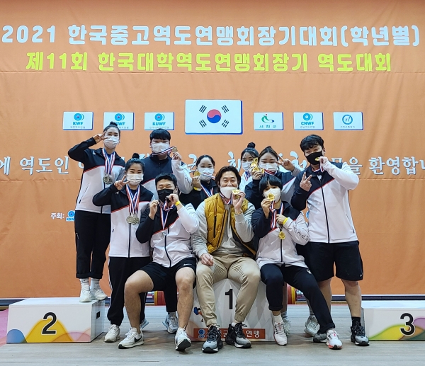왼쪽 아래 김지희, 하영수 선수, 진영삼 감독, 위 강지수, 이형민, 박수빈, 박예인, 이소정, 김기호 선수.