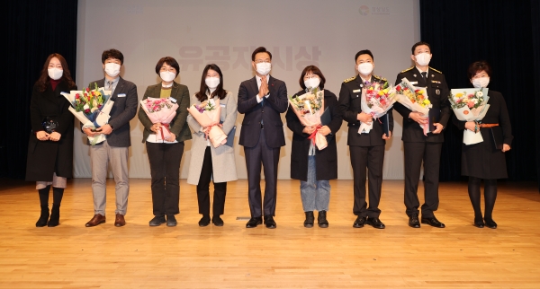 경남도는 3일 오전 도청 신관 대강당에서 하병필 경남도지사 권한대행, 경제부지사 등 간부공무원, 표창 대상자 등이 참석한 가운데 2022년도 시무식을 개최하여 ‘안전한 경남, 행복한 도민 만들기’를 다짐했다.