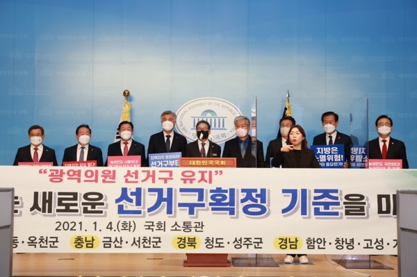 ‘광역의원 선거구 획정’ 개선을 위한 전국 13개 자치단체 주민들의 뜻이 담긴 공동건의문이 4일 국회에 전달됐다.