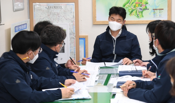 거창군은 김태희 부군수가 2022년 군정 주요 업무계획, 당면 현안·역점사항 등에 대한 부서별 업무계획을 청취하고 주요 사업현장을 방문하는 등 발 빠르게 군정 업무 파악에 나섰다고 7일 밝혔다.